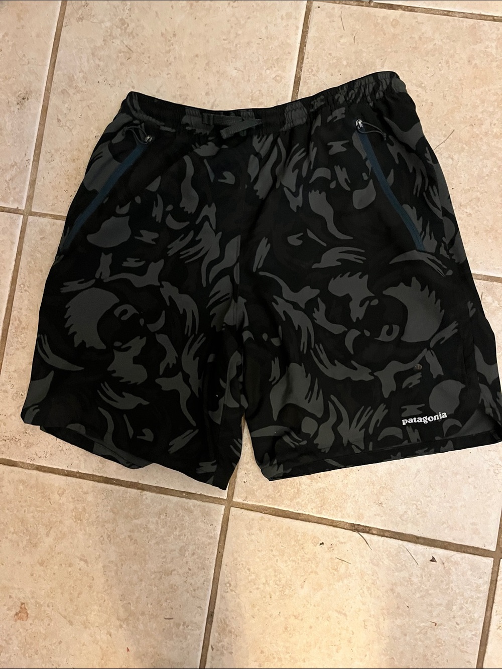 Patagonia camo shorts nylon small lined
